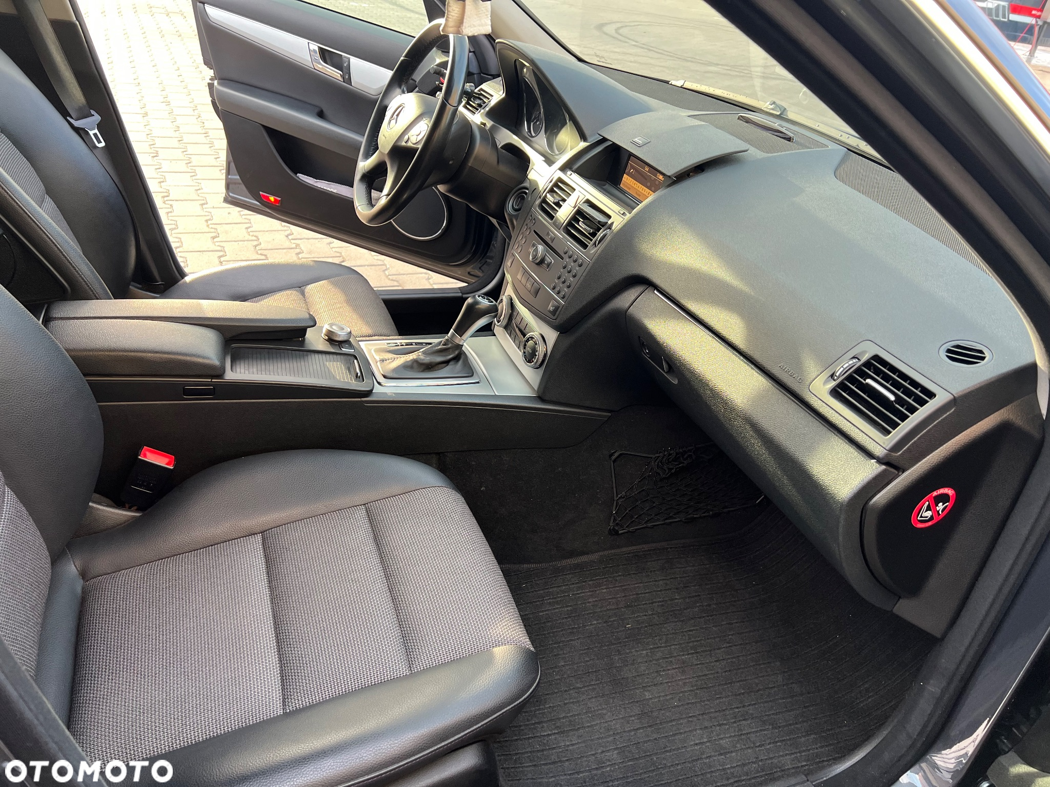 Mercedes-Benz Klasa C 180 CGI Automatik BlueEFFICIENCY Avantgarde - 17