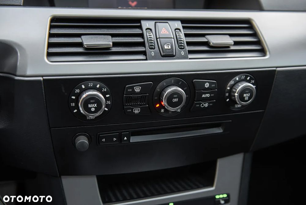 BMW Seria 5 523i Touring - 23
