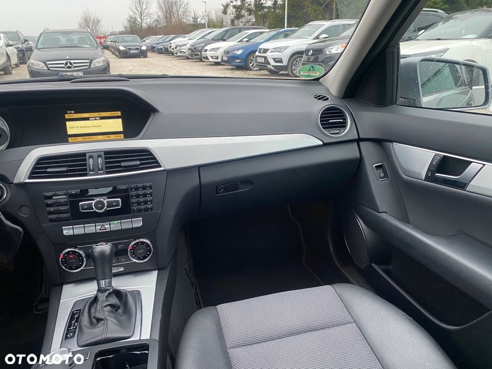 Mercedes-Benz Klasa C 180 CGI Automatik BlueEFFICIENCY Avantgarde - 33
