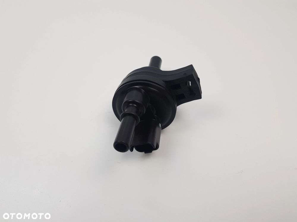 Zawór podciśnienia Citroen C3 C4 Cactus 1.2 Turbo 8200584324 - 3