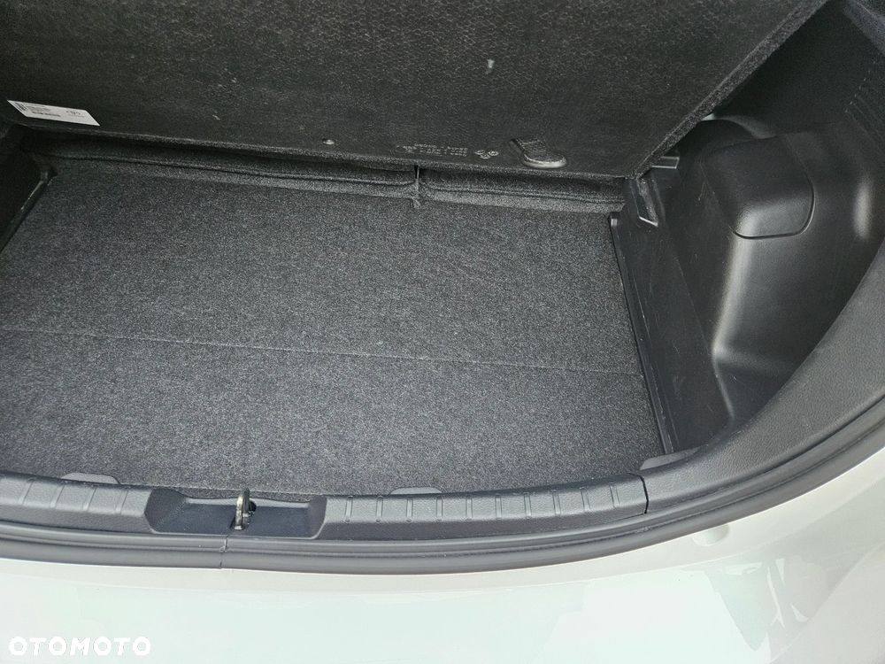 Toyota Yaris Hybrid 100 Selection - 30