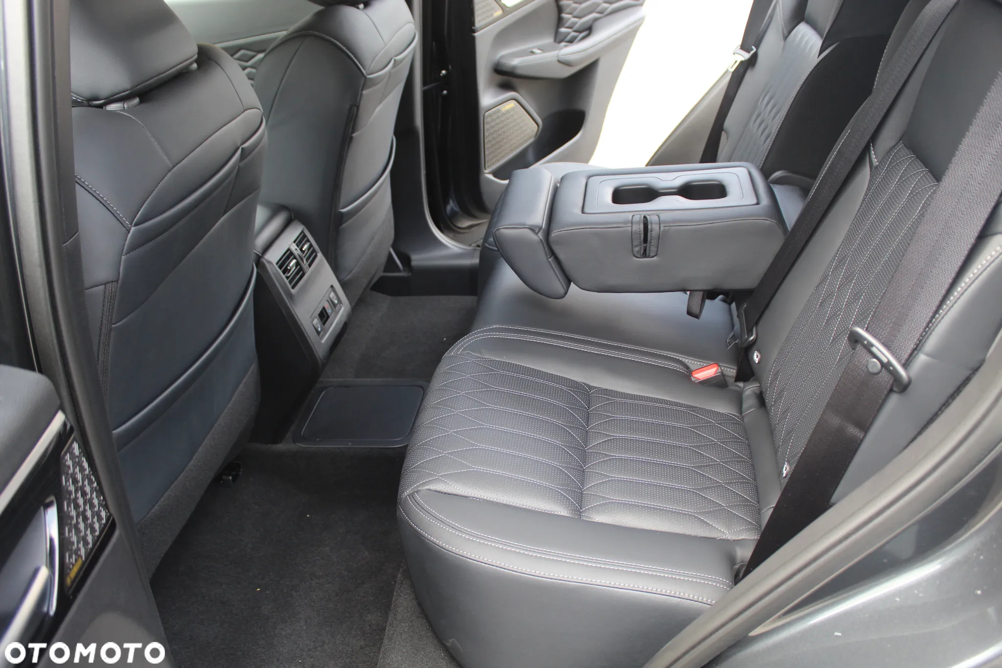 Mitsubishi Outlander ver-phev-instyle - 12