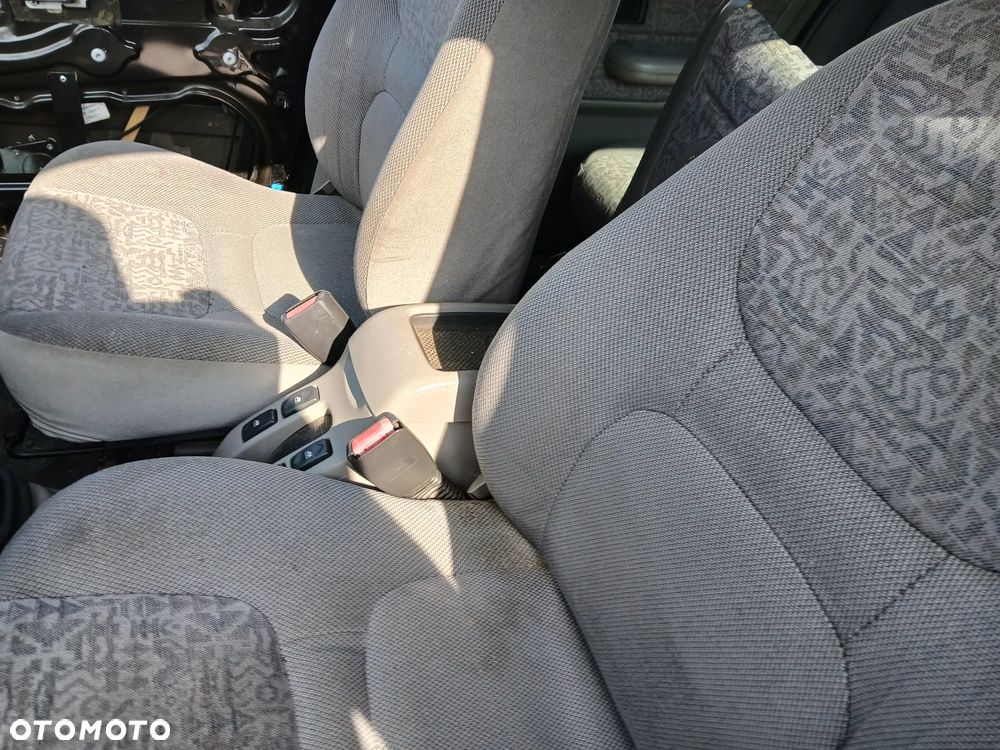 land rover freelander 5D fotel fotele kanapa deska kokpit podsufitka boczek boczki klamka podłokietnik - 7