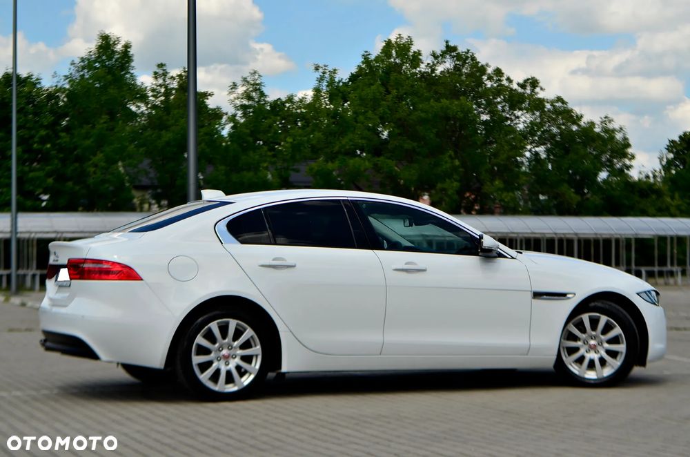 Jaguar XE 2.0 D Prestige - 13