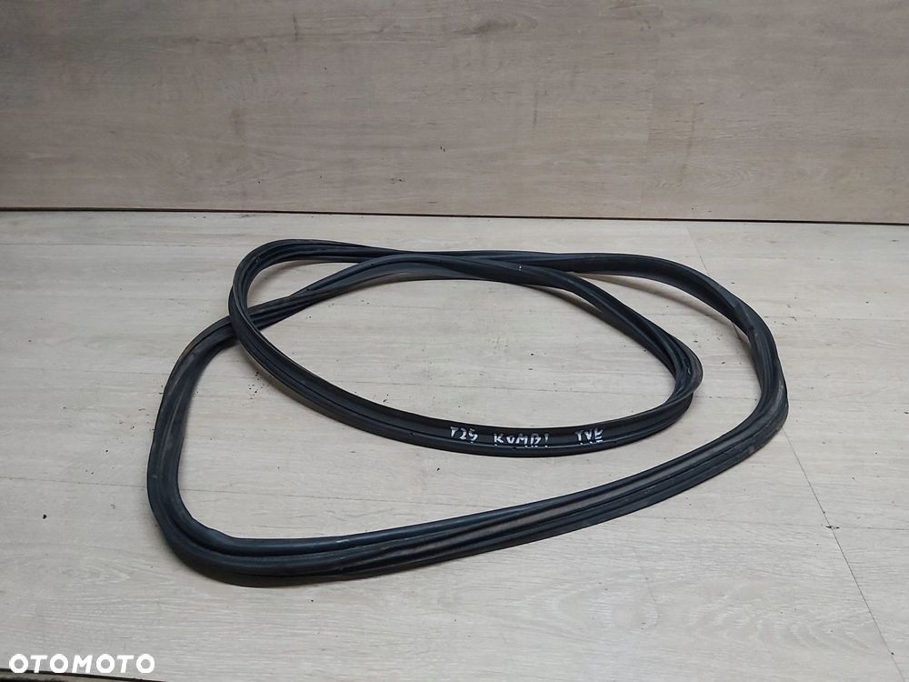 TOYOTA Avensis T25 03-08r uszczelka karoseryjna klapy bagażnika KOMBI - 1