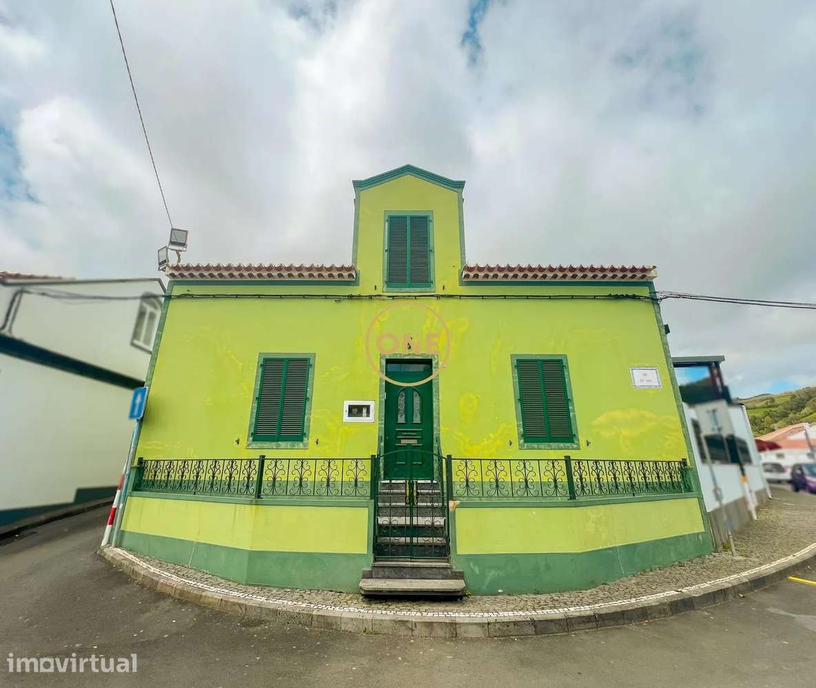 Moradia V4+ com pátio no centro de Água de Pau – Lagoa - Grande imagem: 2/48