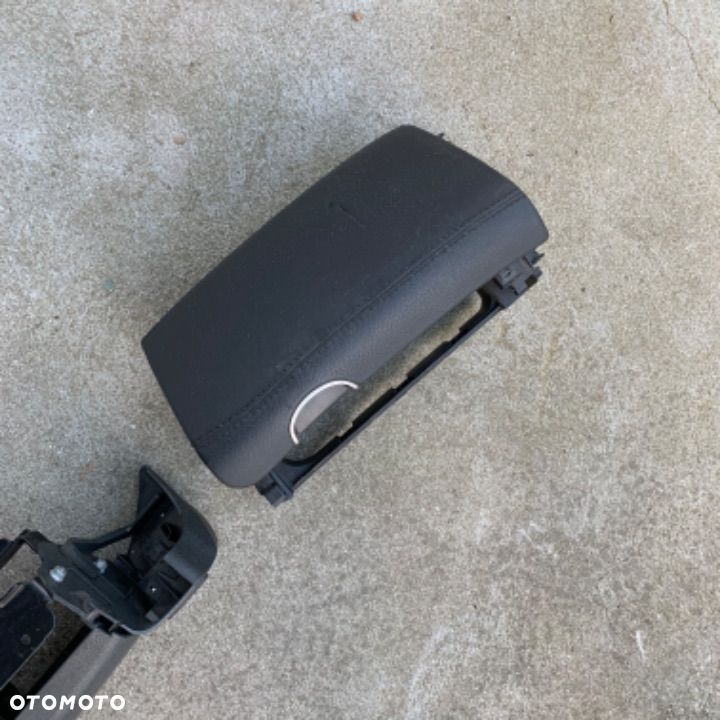 MERCEDES cls 219  SCHOWEK pasażera klapka zamek - 1