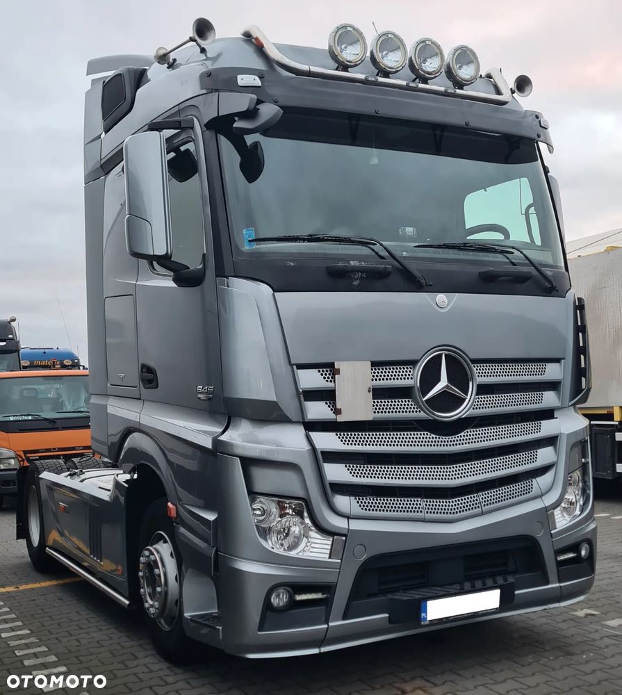 Mercedes-Benz Actros - 3
