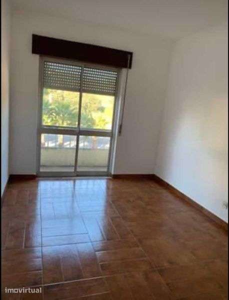 Arrenda-se Apartamento T2 em Vila Nova da Barquinha - Grande imagem: 4/9