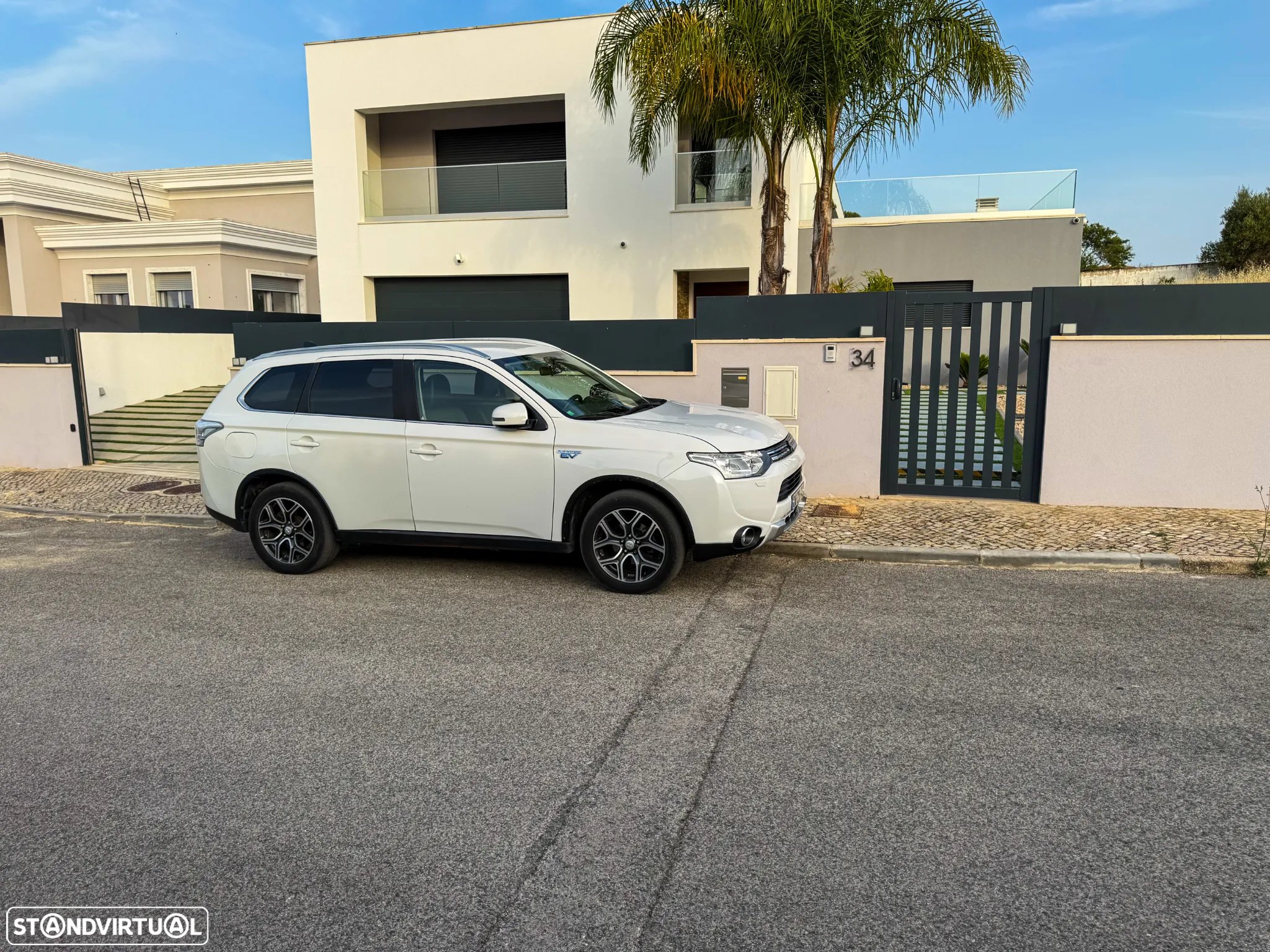 Mitsubishi Outlander - 2