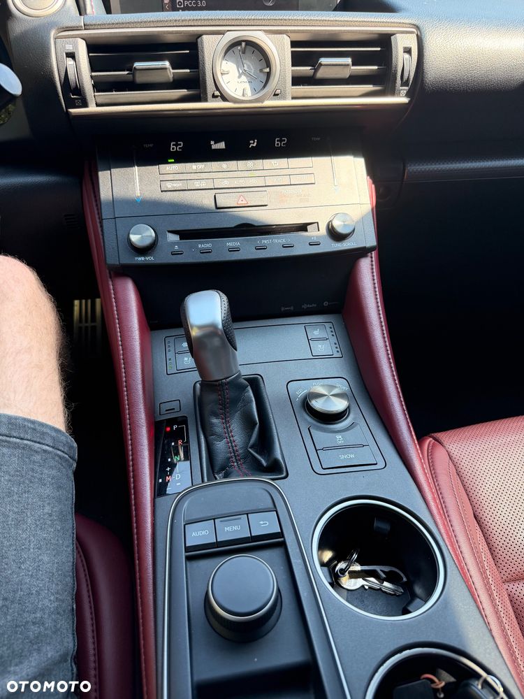 Lexus RC 200t / 300 F Sport - 27