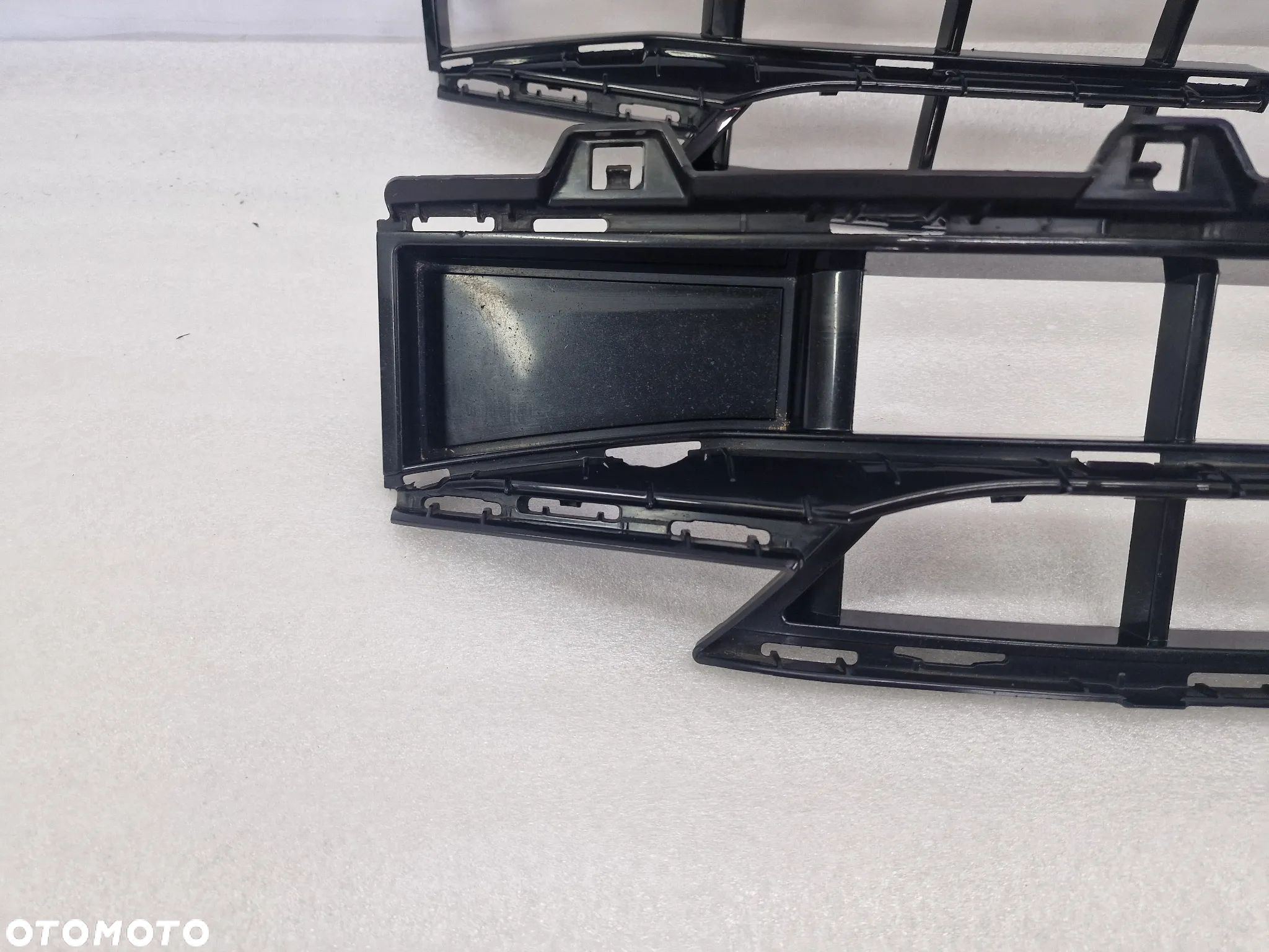 BMW 1 F40 SPORT 19- KRATKA ŚRODKOWA ZDERZAKA PRZEDNIEGO PRZÓD , NR 511117462937 / 17462937 / 211636 / 51117462936 / 7462936 ,  NR AUKCJI KR412 - 6