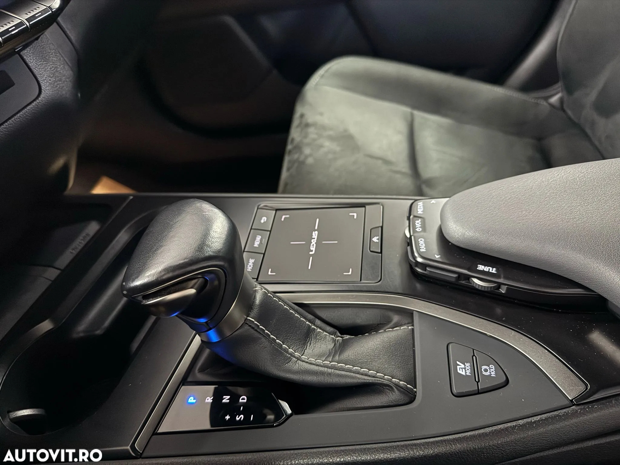 Lexus UX 250h 2.0L HEV 20H- (178 HP) 4X4 CVT F Sport - 30