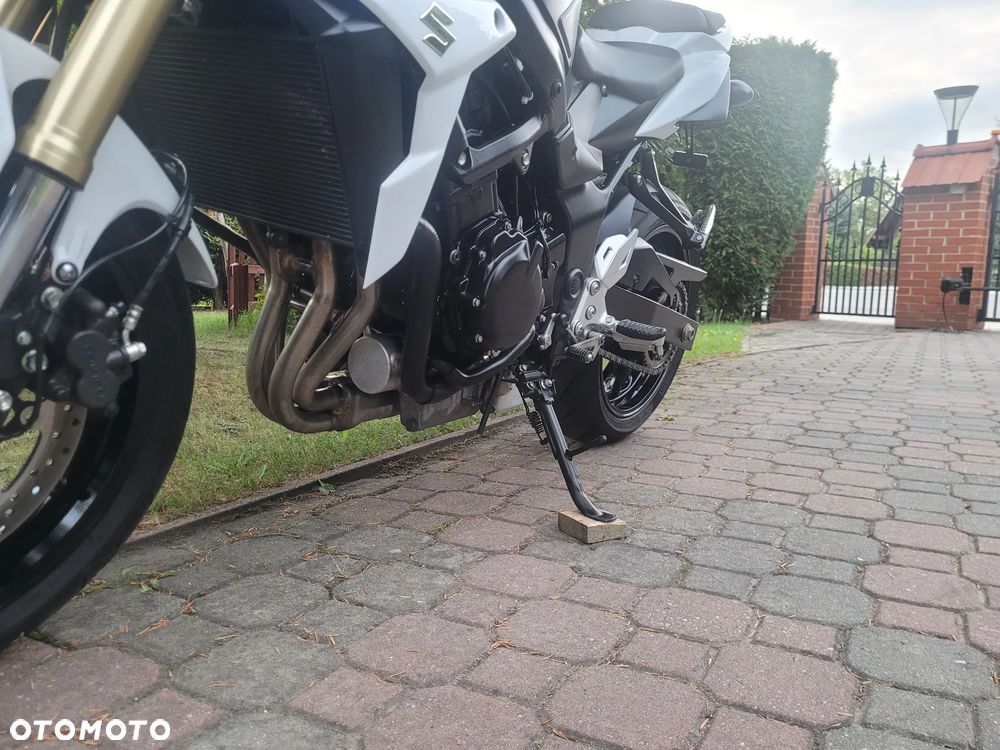 Suzuki GSR - 20