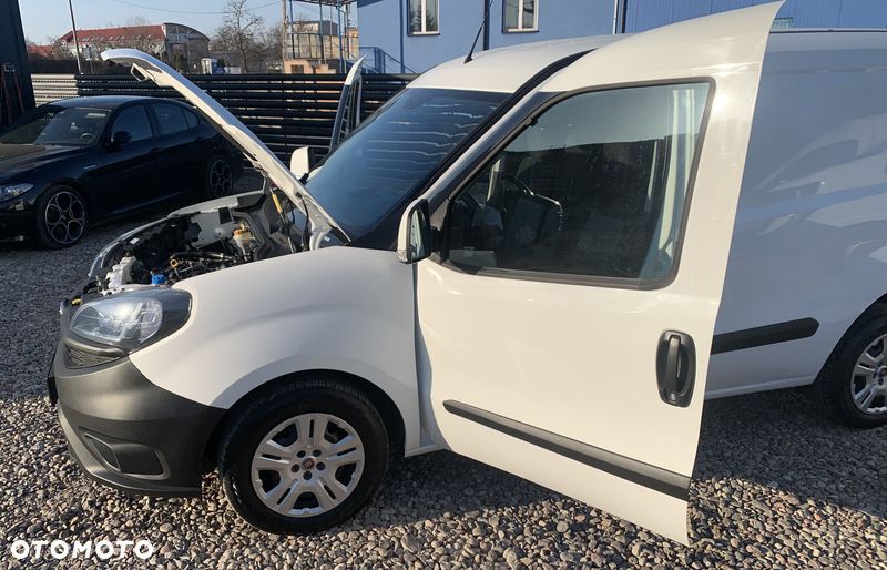 Fiat DOBLO VAN 3 osobowy VAT-1 Homologacja cięż. MOCNY SILNIK 1.6 MultiJet, 105KM Emisja spalin Euro6, Skrzynia biegów 6-cio stopniowa! ORYGINALNA ZABUDOWA PAKI, BOCZNE DRZWI PRZESUWNE, RADIO Z EKRANEM DOTYKOWYM , MULTIFUNKCYJNA KIEROWNICA - 36