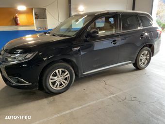 Mitsubishi Outlander 2.0 4WD Plug-In Hybrid Plus - 13