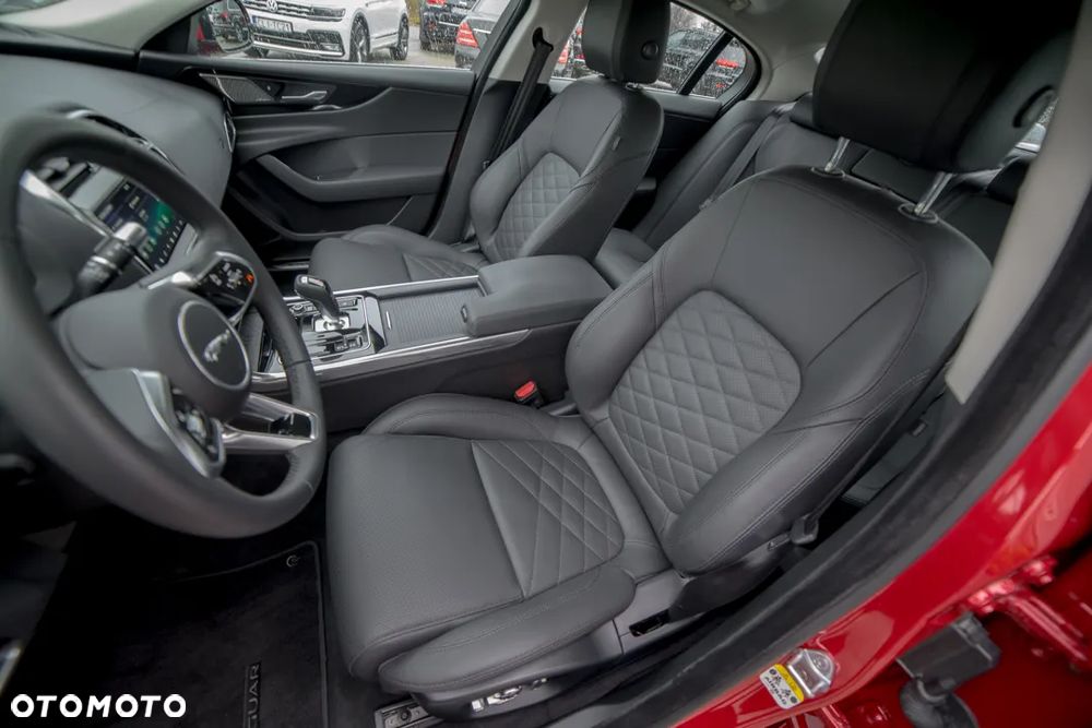 Jaguar XE 2.0 D180 HSE - 28