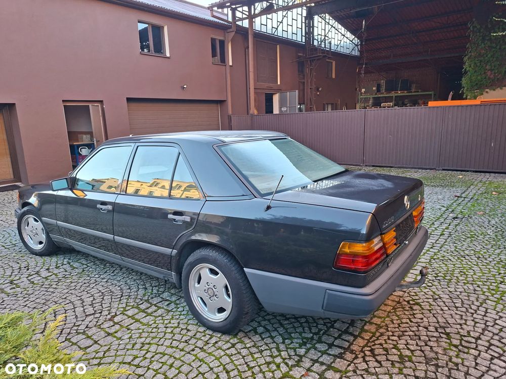 Mercedes-Benz W124 1989 photo 5