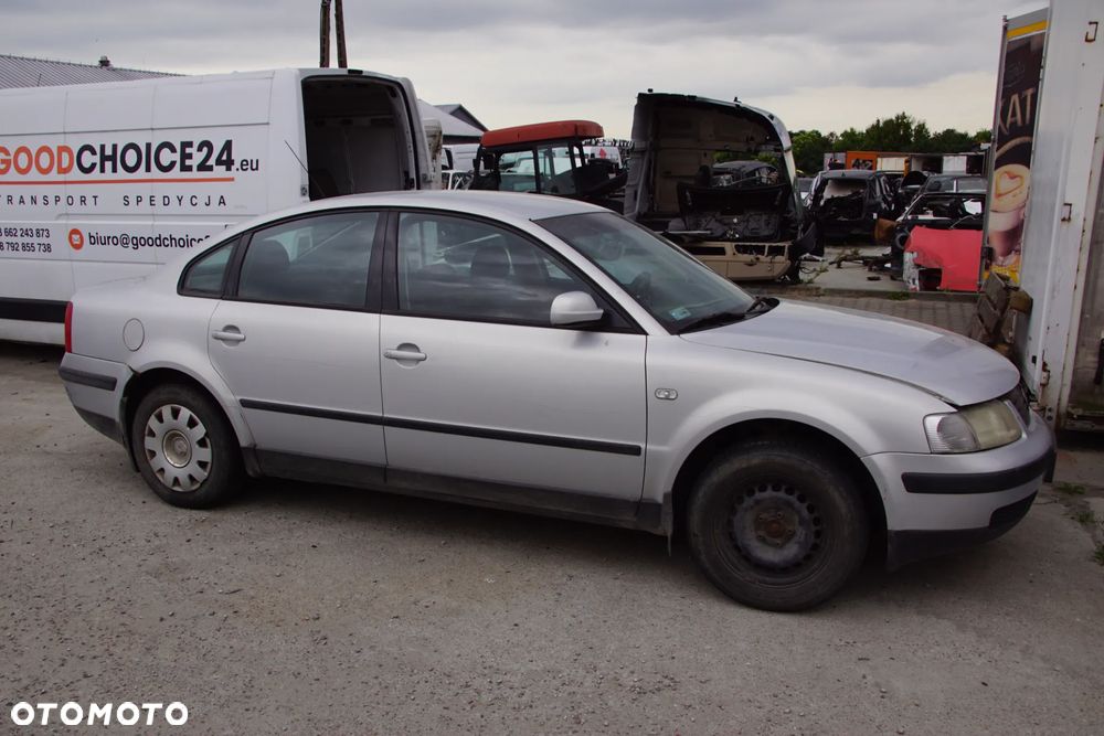 Auto na części - Volkswagen Passat B5 1.9 TDI 115 KM AJM DUK LB7Z 2000R Silnik Skrzynia Drzwi Maska Błotnik Klapa Zderzak Lampa Lusterko Klamka Szyba Deska Kokpit Sterownik Moduł Czujnik Licznik Panel Kierownica - 2