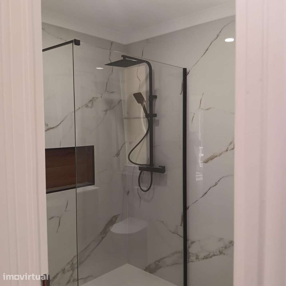 Apartamento T3 totalmente remodelado na Av. General Roçadas - Grande imagem: 4/17