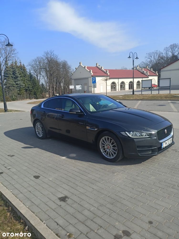 Jaguar XE 2.0 D Portfolio - 3
