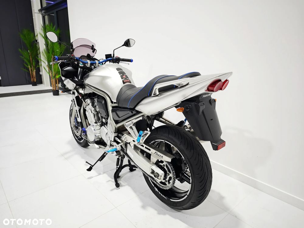 Yamaha FZS - 24