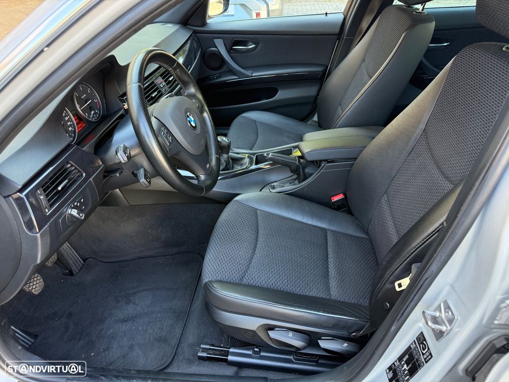 BMW 320 d Pack M - 13