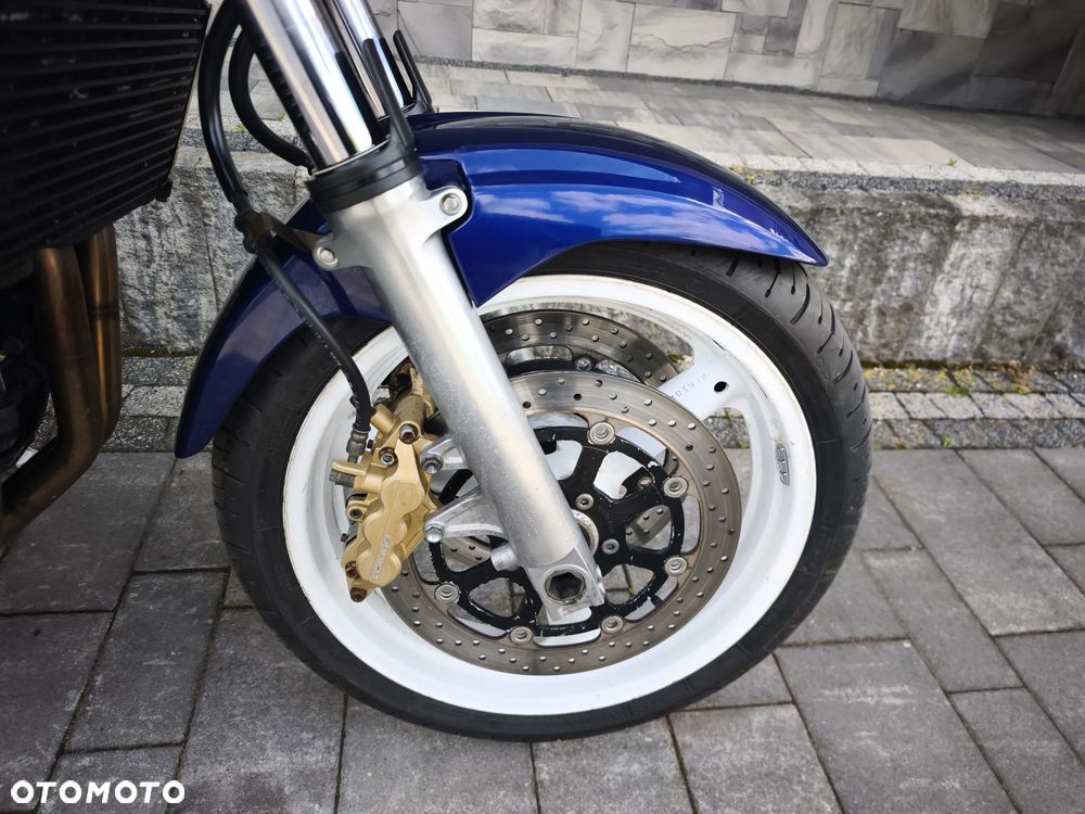 Suzuki GSX - 16