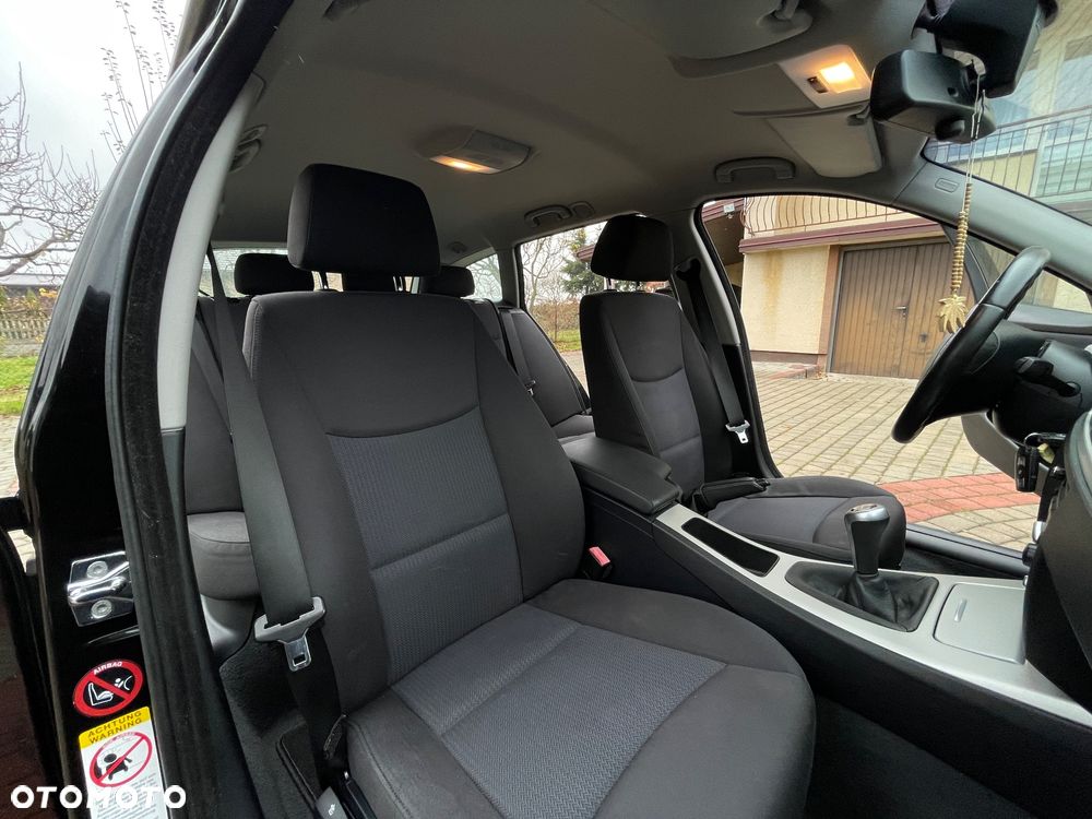 BMW Seria 3 318i Touring - 35