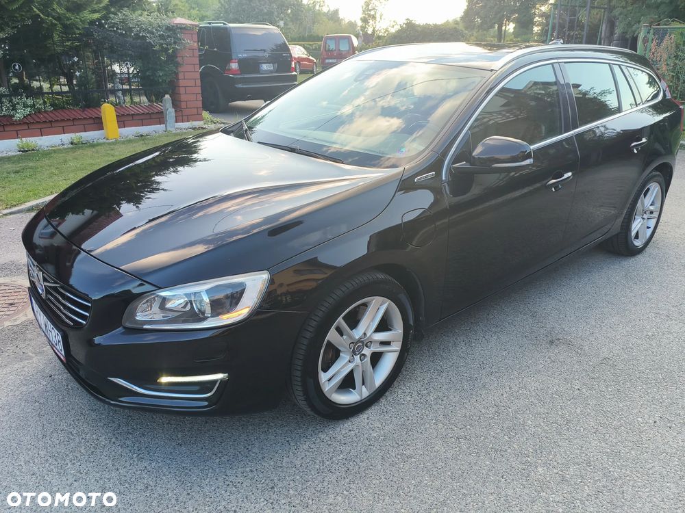 Volvo V60 D6 AWD Plug-in Hybrid R-Design Momentum - 2