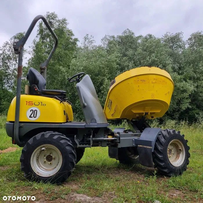 Wacker Neuson 1501 Wozidło 4x4  Budowlane-Ogrodnicze-rolnicze. Transporter 1,5 tony o bardzo małych gabarytach. Obrotowa Paka. Maszyna jak Nowa Pochodzi z gospodarstwa Norweskiego! Zaledwie 1000mtg. Rok 2016. Serwisowana w DEKRA Norweska BMWT. Ani Deka Luzów i wycieków. Mała zgrabna maszyna. Moc i wydajność Potężna. Komfort pracy. Napęd HYDROSTATIC. OKAZJA Silnik Yanmar 3 cyl. - 12
