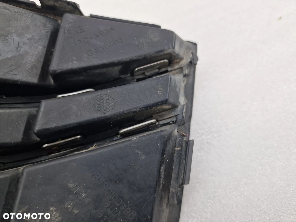 AUDI A4 B9 8W0 S-LINE 15- PRAWA KRATKA BOCZNA ZDERZAKA PRZEDNIEGO PRZÓD , NR 8W0807682F , NR AUKCJI D/96 - 8