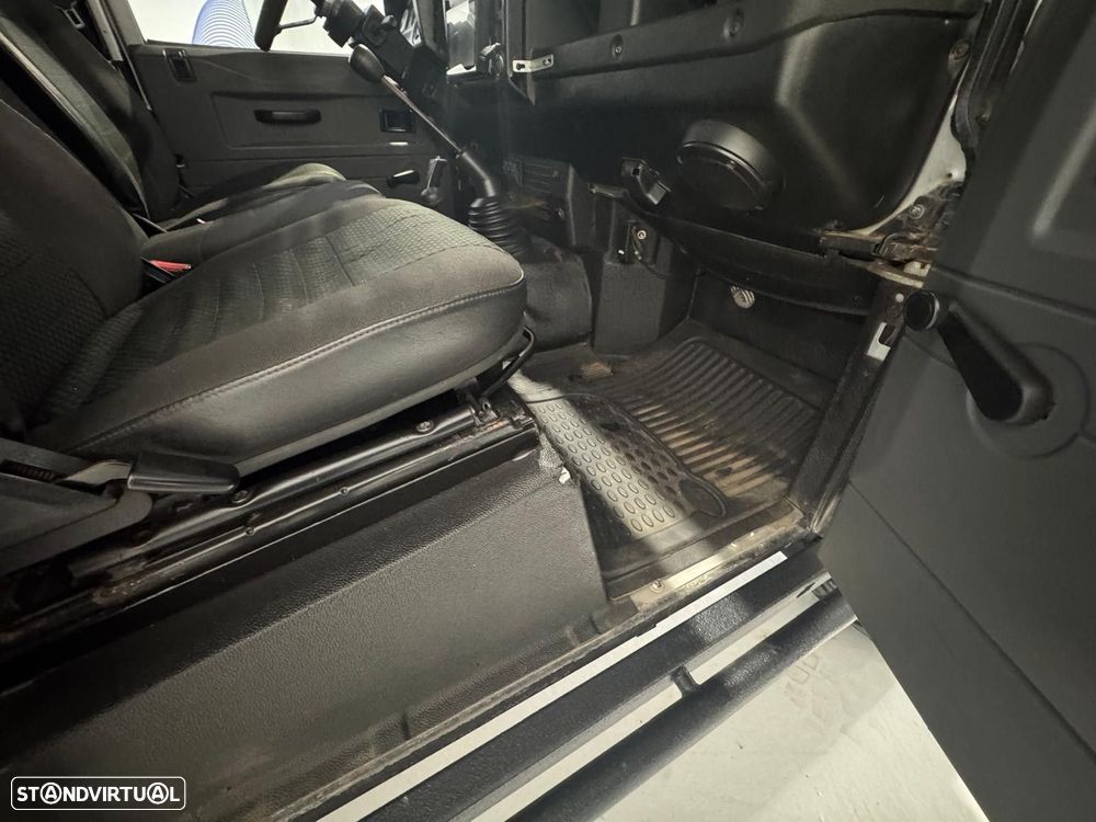 Land Rover Defender 90 2.5 TD5 Metal Top - 16