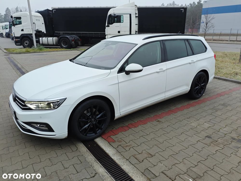 Volkswagen Passat - 1