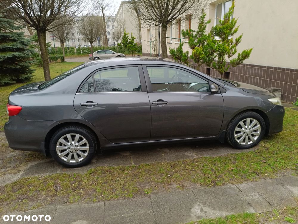 Toyota Corolla 1.6 Premium + - 1