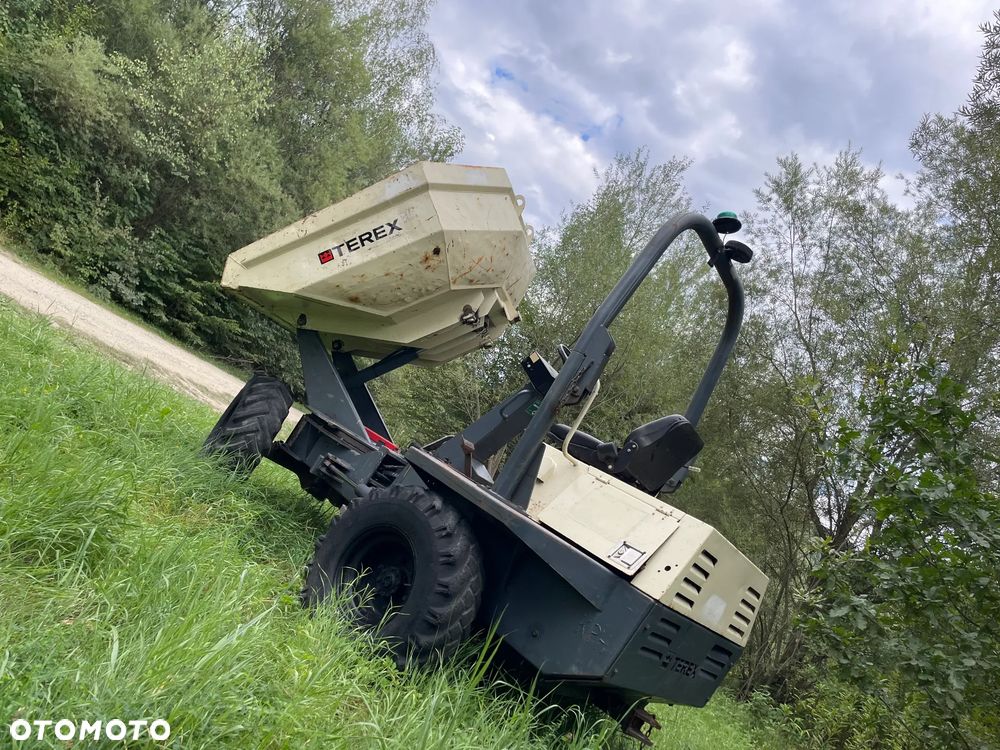 Terex DS030S Benford 3 tony OBROTOWE. Wozidło Budowlane-Rolnicze. Wózek z Obrotową Kolebą. 3 tony ładowność. 4x4. Mocny Silnik 4 cylindry Kubota 50km. 2600 mtg. Jazda 3 prędkości. Maszyna jak Nowa z Norweskiego Gospodarstwa! Ani deka luzów i wycieków! Pełny Oryginał. Hamulce brzytwa. Serwisy w DEKRA. Maszyna Woziła lekkie ładunki. Praktycznie zerowe zużycie. Wielka Okazja. Wszystko w pełnym Oryginale. Opony Oryginał w bardzo dobrym stanie! Potężna moc! - 28