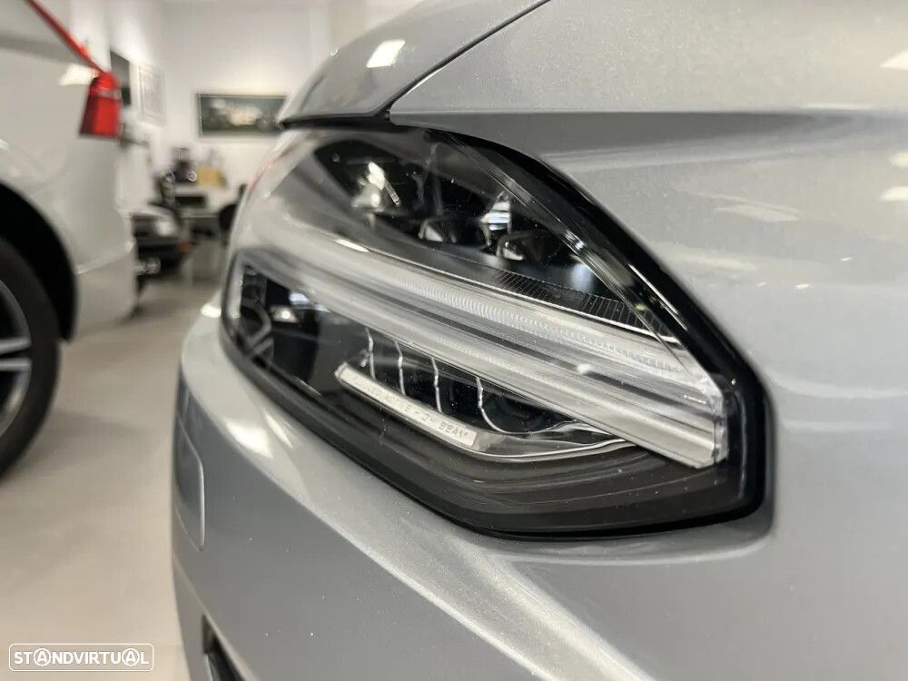 Volvo V90 2.0 D5 Momentum AWD Geartronic - 36