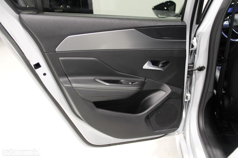 Peugeot 308 1.6 Hybrid GT e-EAT8 - 28