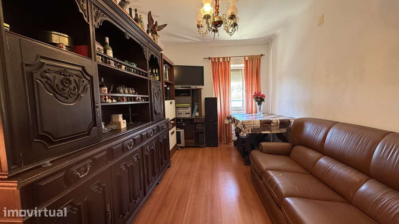 Moradia T2 para remodelar | Serra da Silveira, Belas - Grande imagem: 2/25