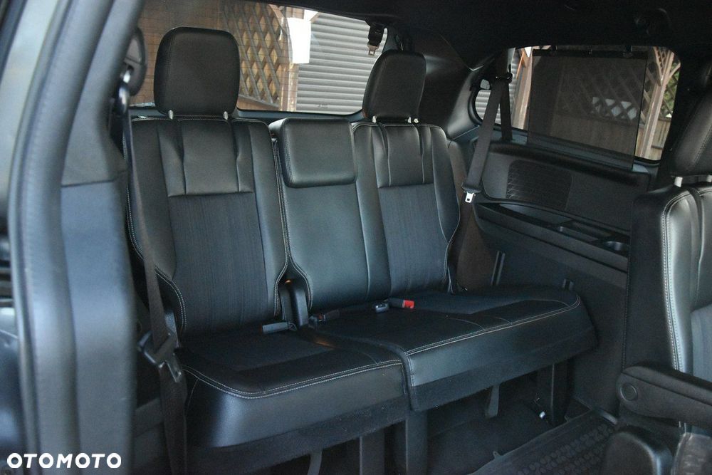 Chrysler Town & Country - 13