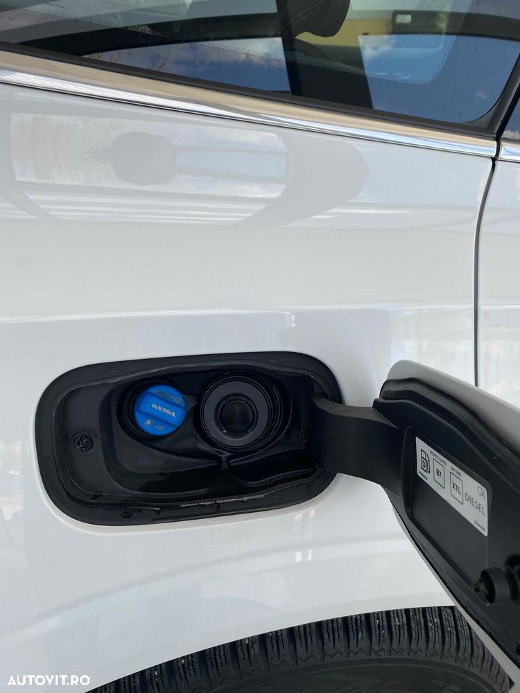 Volvo XC 60 B4 MHEV AT8 AWD Momentum Pro - 27