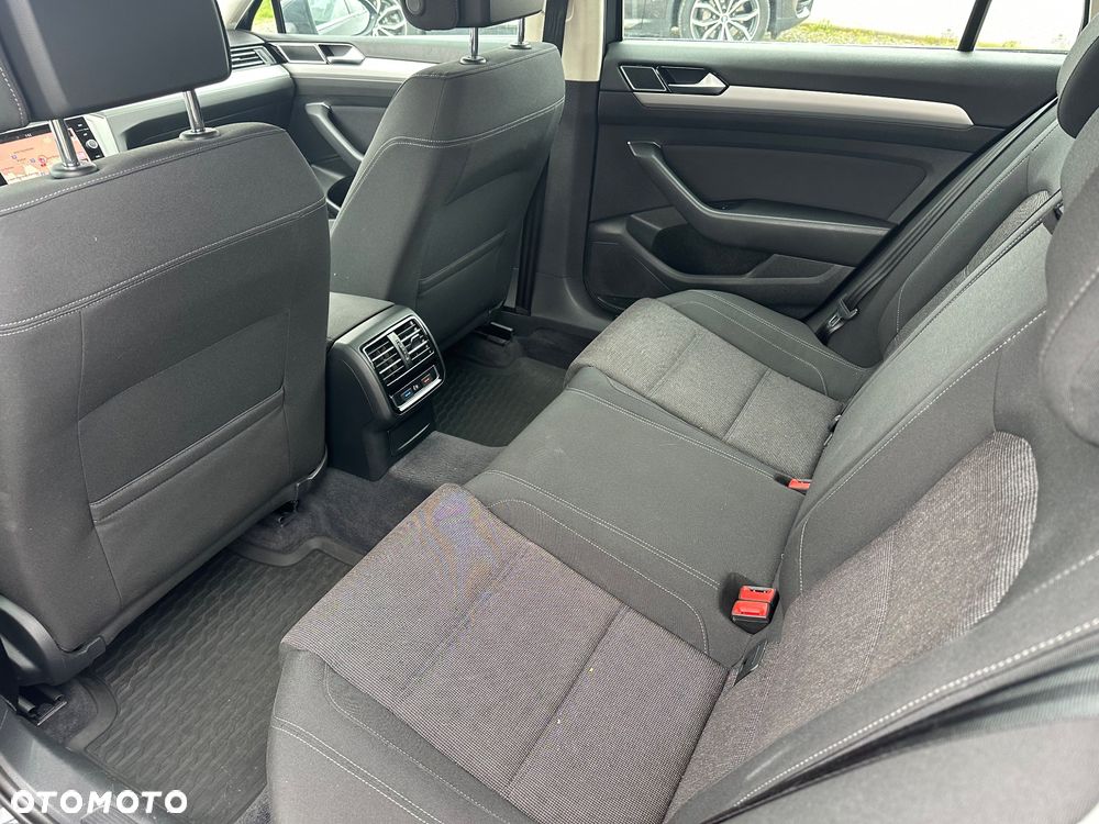 Volkswagen Passat - 11