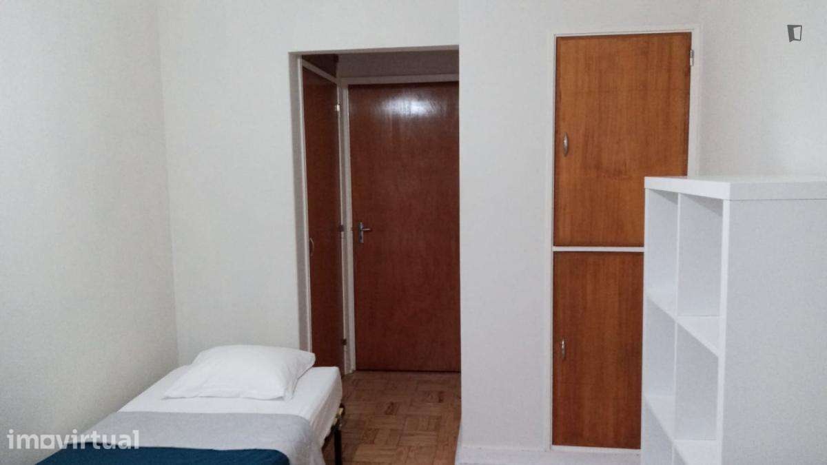 Quarto - localizado em Baixa Coimbra - Grande imagem: 3/11