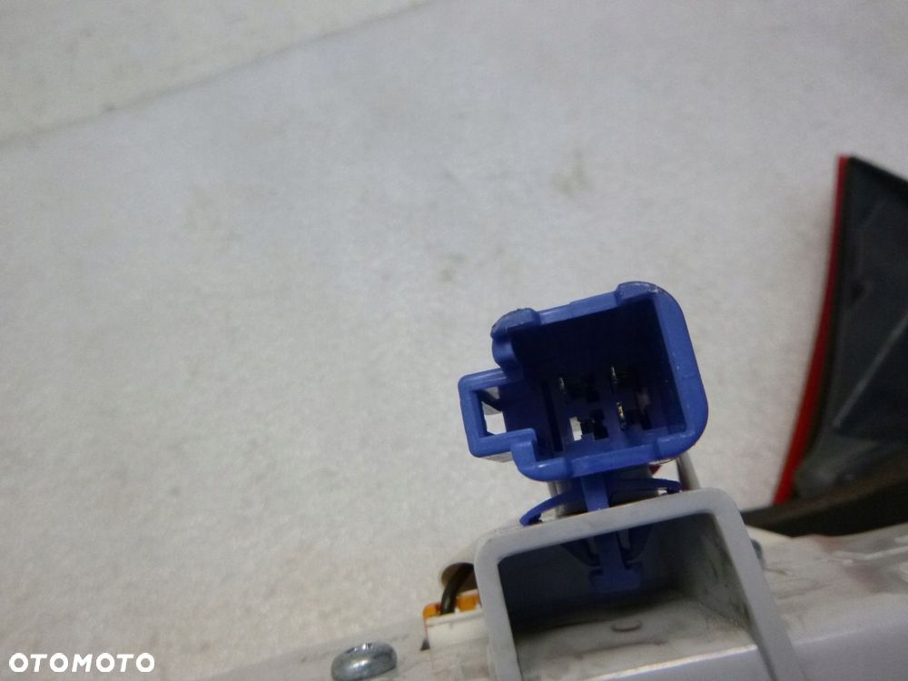 TOYOTA AURIS LAMPA LEWY TYŁ W KLAPĘ LEWA TYLNA hatchback - 13