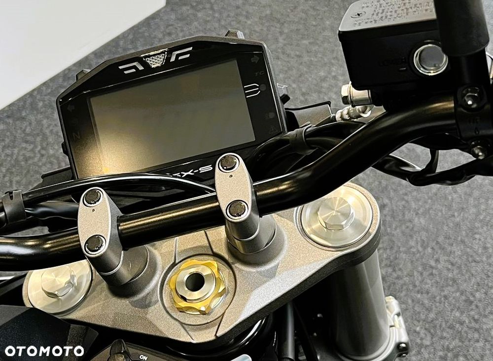Suzuki GSX - 16