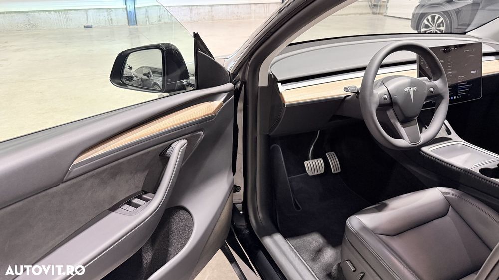 Tesla Model Y - 21