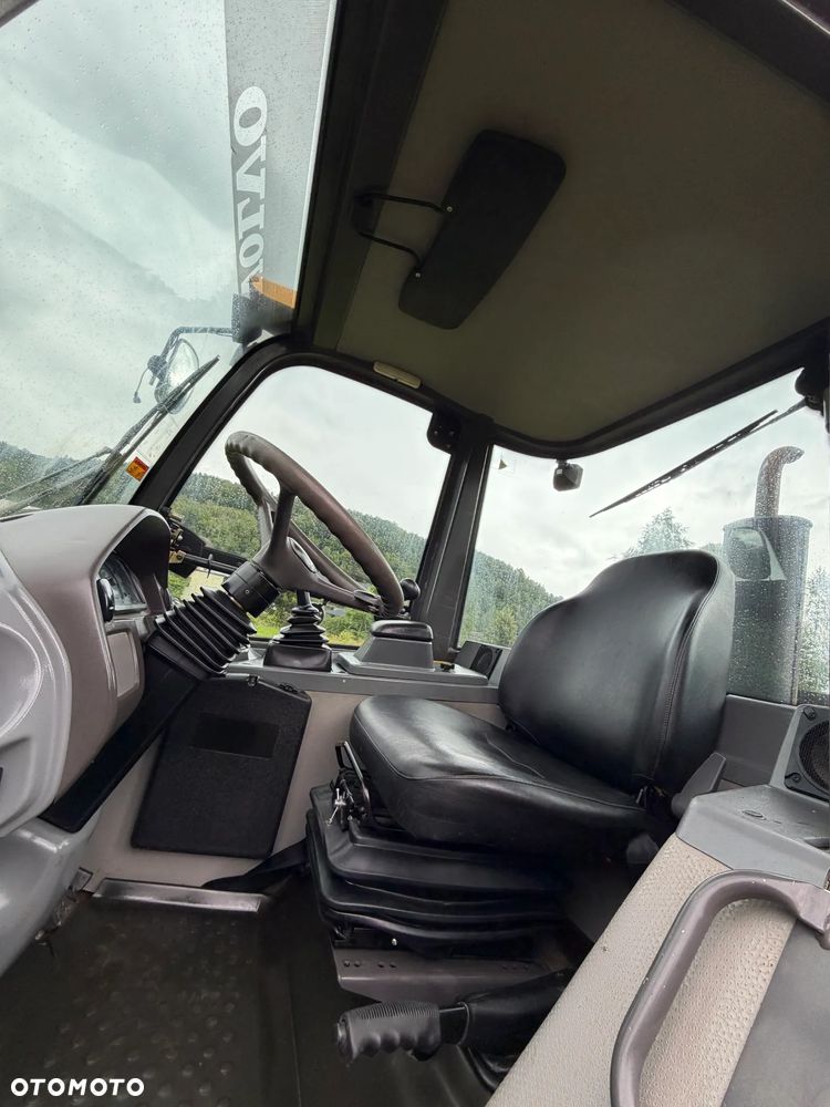 Volvo L25F Ładowarka Kołowa łamana 2015 rok. Jak Nowa! Oryginał łyżka i widły. Mocny silnik 4 cylindry. Zero luzów i wycieków. Aktualne Badania DEKRA BMWT. Wielka Okazja. Maszyna jak nowa z Salonu. 2600 mtg. Pochodzi z Norweskiego urzędu gminy. Dodatkowe linie Hydrauliczne. Szybka wolna Jazda Rewers Hydrostatic. Wersja Norwesk Mocne doświetlenie dodatkowe grzanie. kabina Ogrzewana wentylowana! Zmiana Osprzętu Hydrauliczna! pełne sterowanie z dżojstika! Opony jak Nowe. Podzespoły pomy suche, czytelne tabliczki! OKAZJA - 18