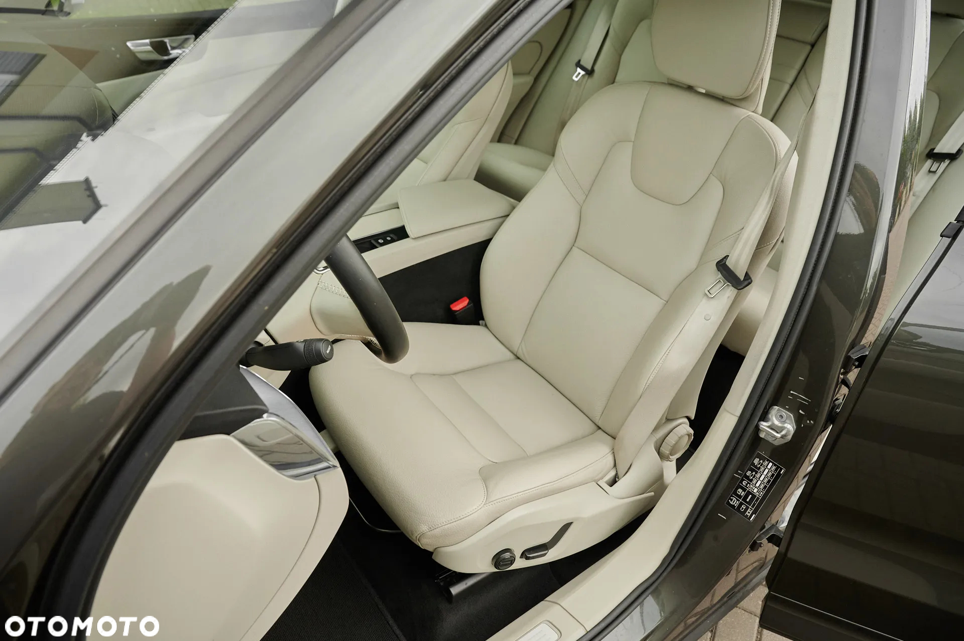 Volvo XC 60 T4 Momentum Pro - 29