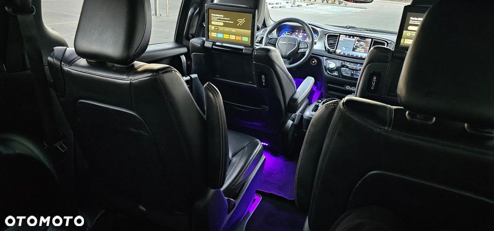Chrysler Pacifica - 16