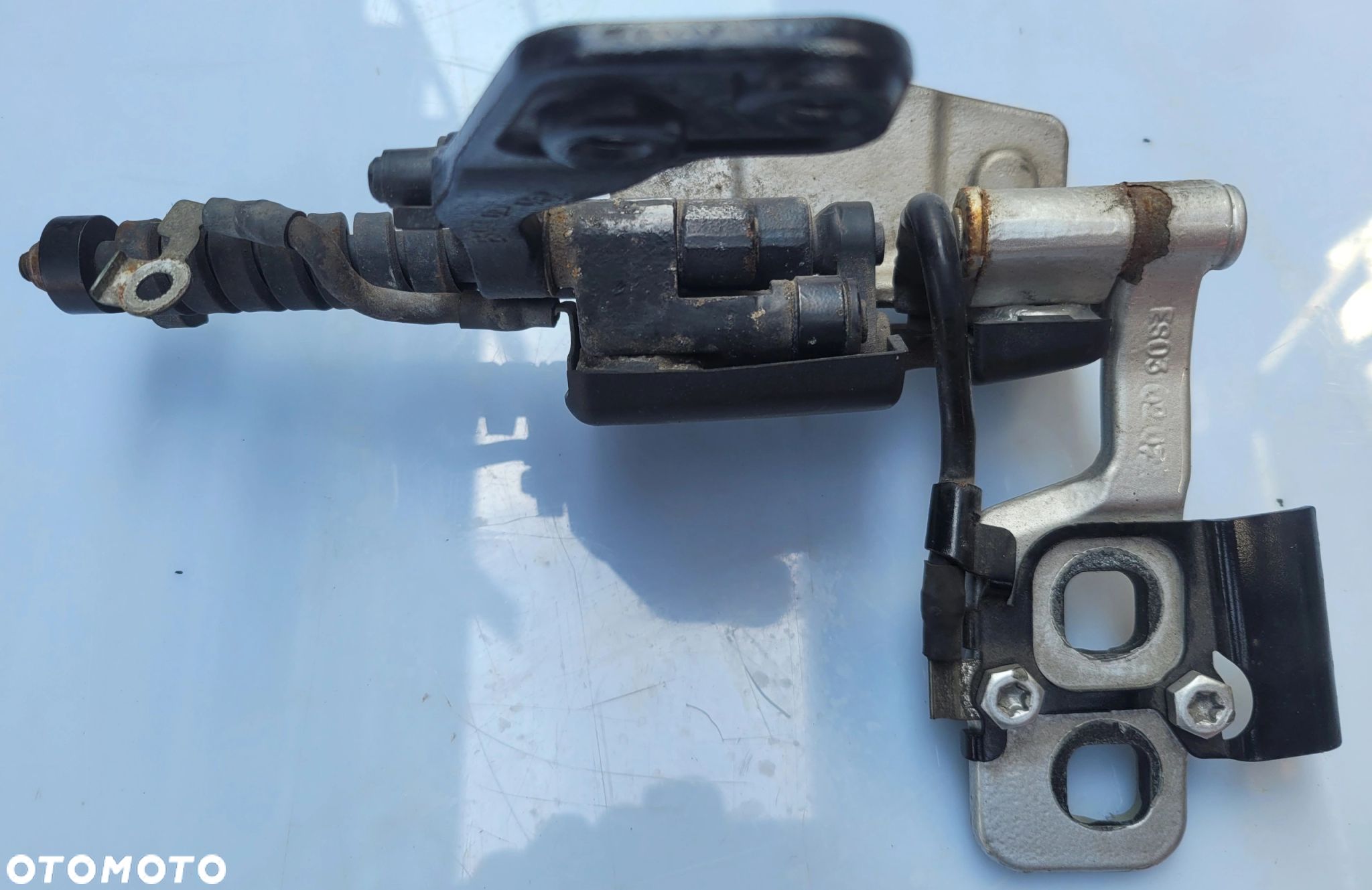 ZAWIAS PRAWY SZYBY KLAPY TYLNEJ BMW E46 KOMBI TOURING 8215532 - 1